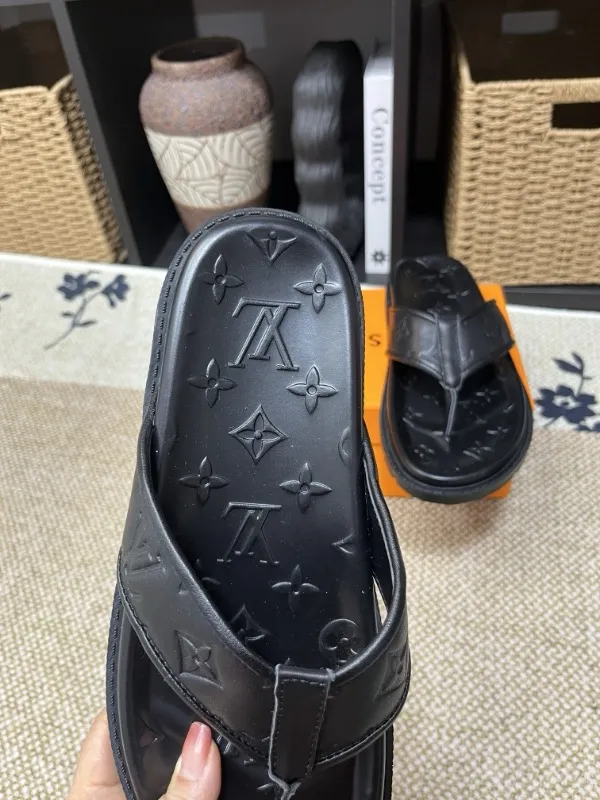 P270🏆Louis Vuitton 🏆[Louis Vuitton] Spring/Summer 2025 [Men's Flip Flops] 🎯🎯As an active family in the fashion industry ⭐ Lv is characterized by bold innovation ⚡Create this casual business style for Chinese fashionable men ✨The fabric is made of imported high-grade cowhide 🔥 Clean and neat ⚡Fashionable and elegant🌹Breathable, sweat-absorbent and deodorant👈So luxurious, high-end and domineering. 👍Must be sold if you repost the picture. Number of yards: 38--46. Color: 🎉 For large quantities. Welcome to repost.